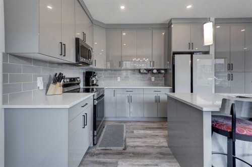 768 Edgefield Crescent, Strathmore, AB - Indoor Photo Showing Kitchen With Upgraded Kitchen