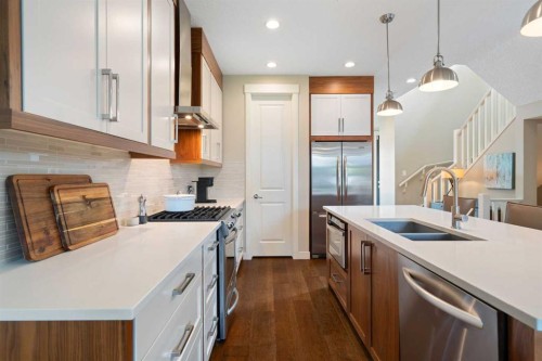 3213 Kinsale Road Sw, Calgary, AB - Indoor Photo Showing Kitchen With Double Sink With Upgraded Kitchen