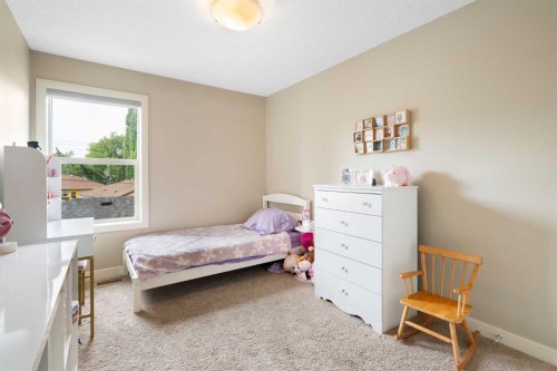 3213 Kinsale Road Sw, Calgary, AB - Indoor Photo Showing Bedroom