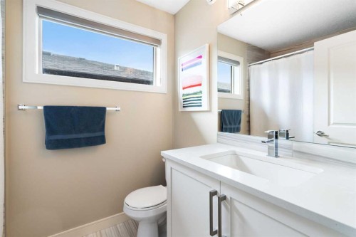 3213 Kinsale Road Sw, Calgary, AB - Indoor Photo Showing Bathroom