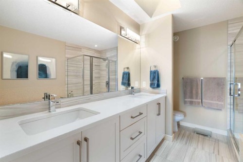 3213 Kinsale Road Sw, Calgary, AB - Indoor Photo Showing Bathroom