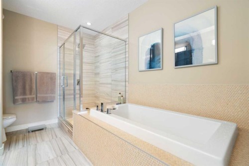 3213 Kinsale Road Sw, Calgary, AB - Indoor Photo Showing Bathroom