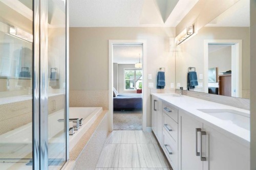 3213 Kinsale Road Sw, Calgary, AB - Indoor Photo Showing Bathroom