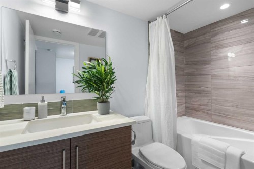 2002 35 Street Sw, Calgary, AB - Indoor Photo Showing Bathroom