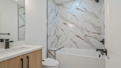 8924 34 Avenue, Calgary, AB - Indoor Photo Showing Bathroom
