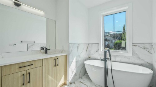 8924 34 Avenue, Calgary, AB - Indoor Photo Showing Bathroom