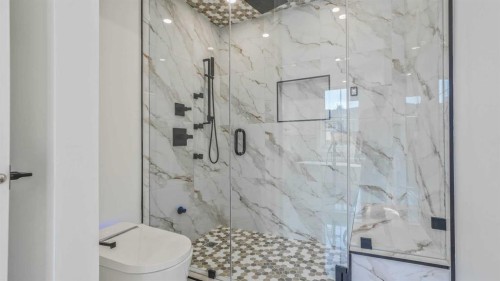 8924 34 Avenue, Calgary, AB - Indoor Photo Showing Bathroom
