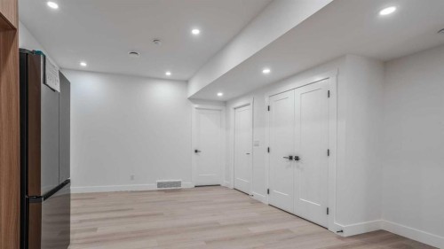 8924 34 Avenue, Calgary, AB - Indoor Photo Showing Other Room