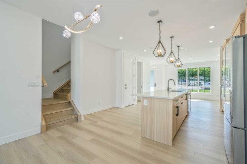 8924 34 Avenue, Calgary, AB - Indoor Photo Showing Kitchen With Upgraded Kitchen