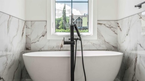 8924 34 Avenue, Calgary, AB - Indoor Photo Showing Bathroom