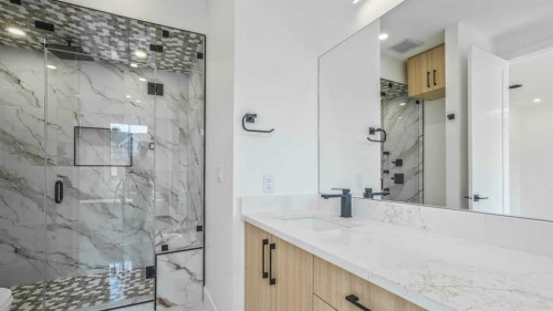 8924 34 Avenue, Calgary, AB - Indoor Photo Showing Bathroom