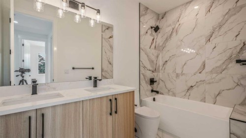 8924 34 Avenue, Calgary, AB - Indoor Photo Showing Bathroom
