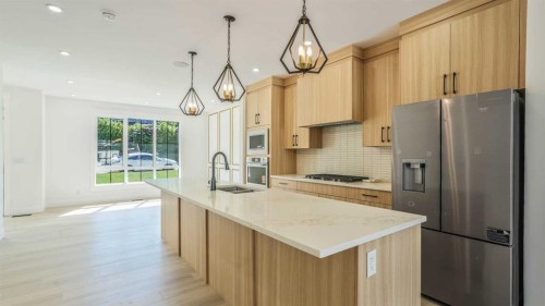 8924 34 Avenue, Calgary, AB - Indoor Photo Showing Kitchen With Double Sink With Upgraded Kitchen