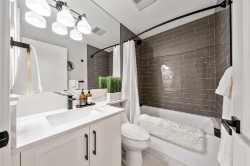 100 Lake Crimson Close Se, Calgary, AB - Indoor Photo Showing Bathroom