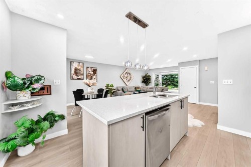 6832 37 Avenue Ne, Calgary, AB - Indoor Photo Showing Kitchen