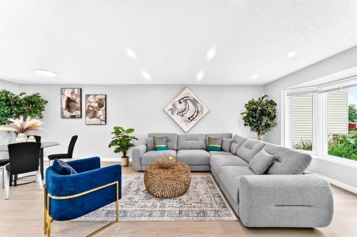 6832 37 Avenue Ne, Calgary, AB - Indoor Photo Showing Living Room