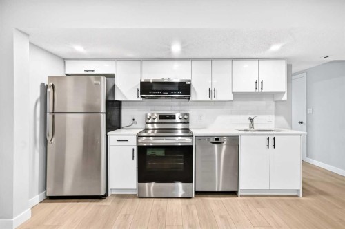 6832 37 Avenue Ne, Calgary, AB - Indoor Photo Showing Kitchen