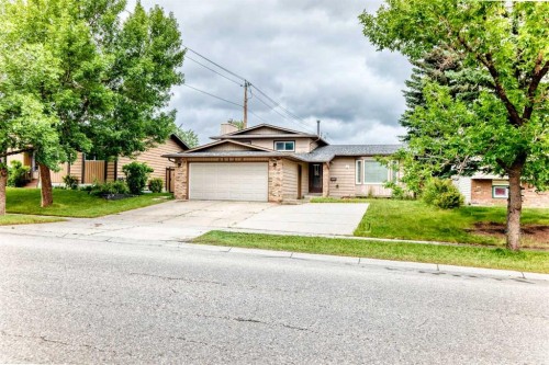 6832 37 Avenue Ne, Calgary, AB - Outdoor With Facade