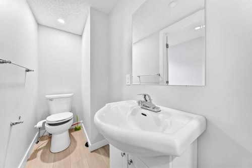 6832 37 Avenue Ne, Calgary, AB - Indoor Photo Showing Bathroom