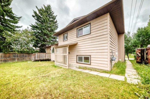 6832 37 Avenue Ne, Calgary, AB - Outdoor
