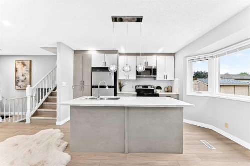 6832 37 Avenue Ne, Calgary, AB - Indoor Photo Showing Kitchen