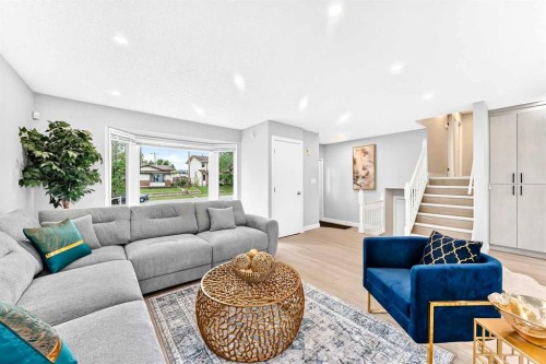 6832 37 Avenue Ne, Calgary, AB - Indoor Photo Showing Living Room