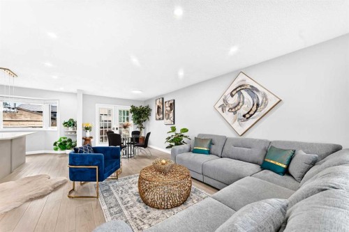 6832 37 Avenue Ne, Calgary, AB - Indoor Photo Showing Living Room