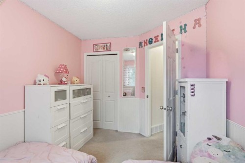 52 Douglas Glen Crescent Se, Calgary, AB - Indoor Photo Showing Bedroom