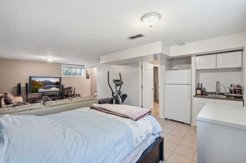 52 Douglas Glen Crescent Se, Calgary, AB - Indoor Photo Showing Bedroom