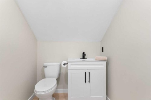 222 45 Avenue West, Claresholm, AB - Indoor Photo Showing Bathroom