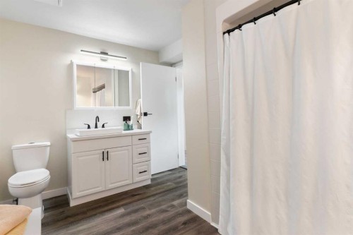 222 45 Avenue West, Claresholm, AB - Indoor Photo Showing Bathroom