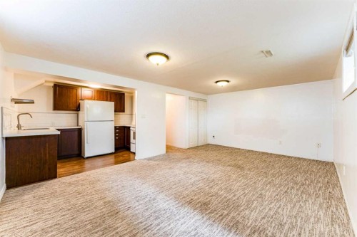 2906 Doverville Crescent Se, Calgary, AB - Indoor Photo Showing Kitchen