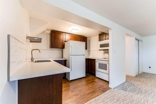 2906 Doverville Crescent Se, Calgary, AB - Indoor Photo Showing Kitchen