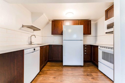 2906 Doverville Crescent Se, Calgary, AB - Indoor Photo Showing Kitchen