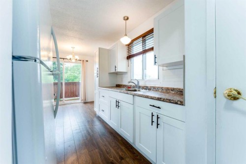 2906 Doverville Crescent Se, Calgary, AB - Indoor Photo Showing Kitchen