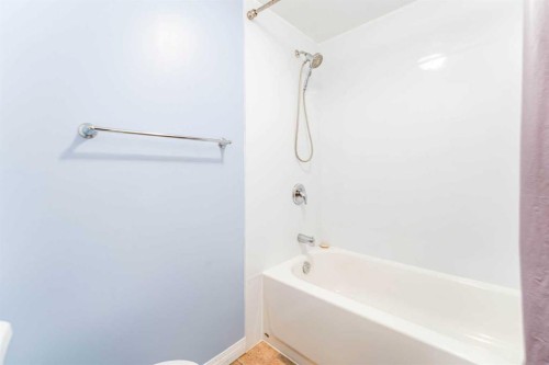 2906 Doverville Crescent Se, Calgary, AB - Indoor Photo Showing Bathroom