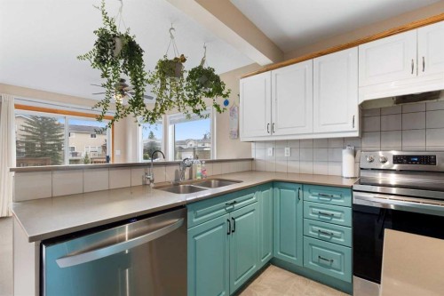 25 Hillview Road, Strathmore, AB - Indoor Photo Showing Kitchen With Double Sink