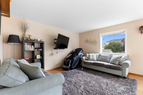 25 Hillview Road, Strathmore, AB - Indoor Photo Showing Living Room