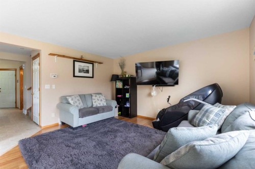 25 Hillview Road, Strathmore, AB - Indoor Photo Showing Living Room