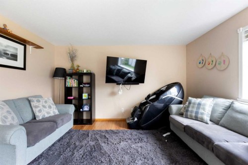 25 Hillview Road, Strathmore, AB - Indoor Photo Showing Living Room