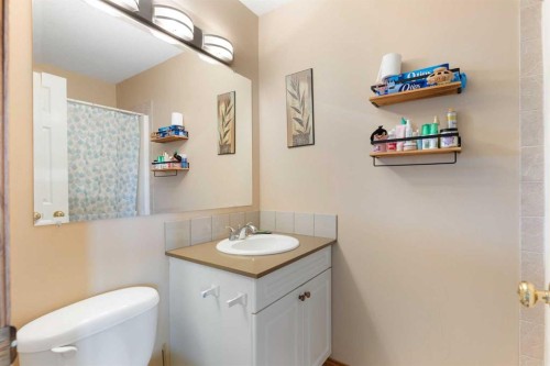 25 Hillview Road, Strathmore, AB - Indoor Photo Showing Bathroom