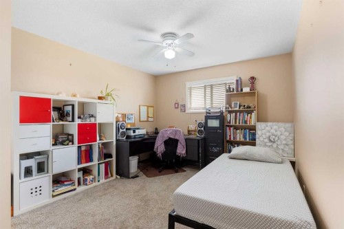 25 Hillview Road, Strathmore, AB - Indoor Photo Showing Bedroom