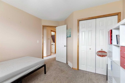25 Hillview Road, Strathmore, AB - Indoor Photo Showing Bedroom