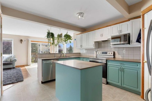 25 Hillview Road, Strathmore, AB - Indoor Photo Showing Kitchen
