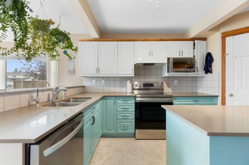 25 Hillview Road, Strathmore, AB - Indoor Photo Showing Kitchen With Double Sink