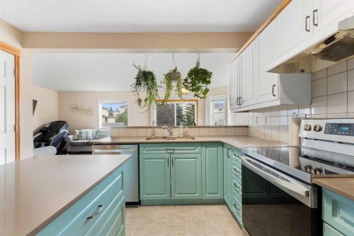 25 Hillview Road, Strathmore, AB - Indoor Photo Showing Kitchen With Double Sink