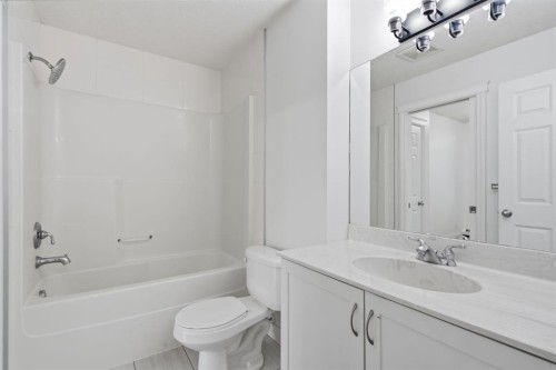 438-930 Centre Avenue Ne, Calgary, AB - Indoor Photo Showing Bathroom
