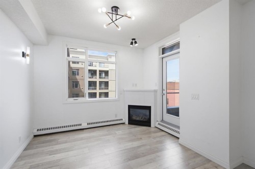 438-930 Centre Avenue Ne, Calgary, AB - Indoor With Fireplace