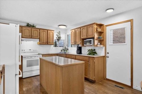 80 Templevale Way Ne, Calgary, AB - Indoor Photo Showing Kitchen