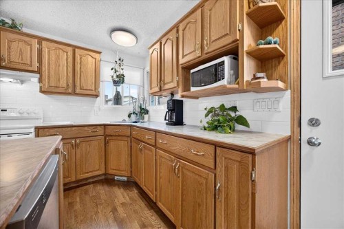 80 Templevale Way Ne, Calgary, AB - Indoor Photo Showing Kitchen